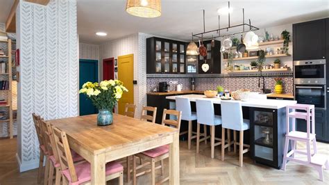 Tradičný orientálny interiér s bohatými vzormi a farbami