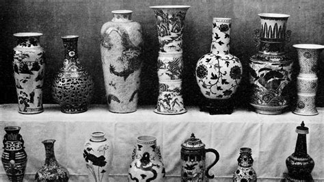 Detail čínskeho porcelánu s tradičnými motívmi