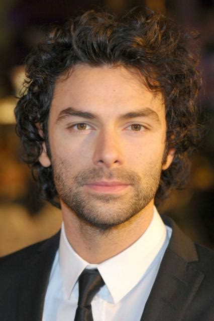 Aidan Turner vykonáva ťažkú prácu mimo domu