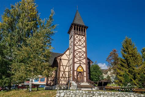 Starý drevený kostol s poškodenou strechou