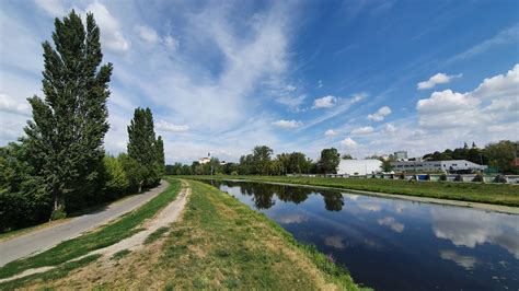 Rieka Nitra pretekajúca cez krajinu