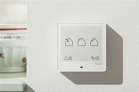 Ilustrácia interiéru bytu s prvkami smart domácnosti.