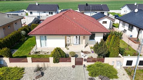 Ilustrácia rodinného domu s upravenou záhradou