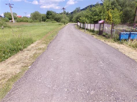 Fotografia zrekonštruovaného úseku cesty s novým asfaltovým kobercom