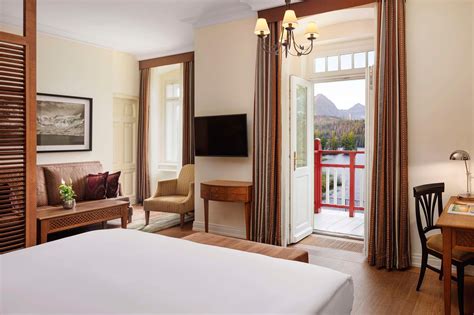 Interiér hotelovej izby s výhľadom na jazero