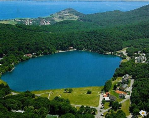 Pohľad na Vinianske jazero v lete