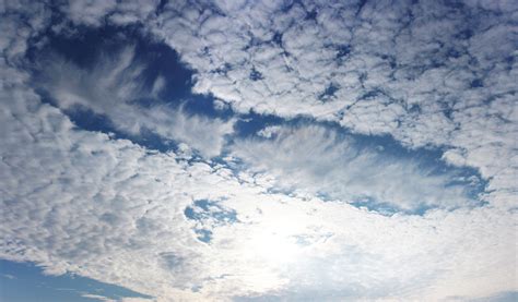 Ilustrácia vzniku búrkového oblaku cumulonimbus