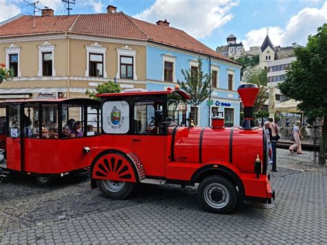Turistický vláčik v slovenskej krajine