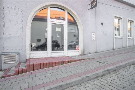 Ilustrácia vláčika v Bratislave s Bratislavským hradom v pozadí