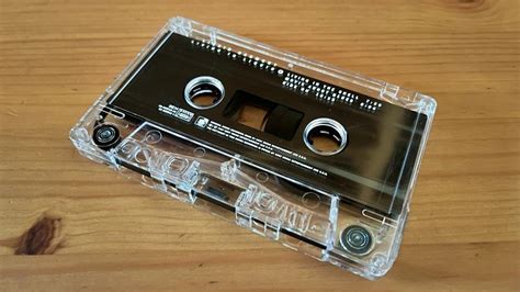 Detailný pohľad na obal magnetofónovej kazety