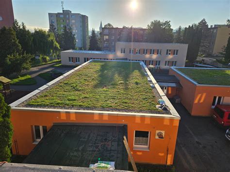 Vegetačná strecha na modernej budove