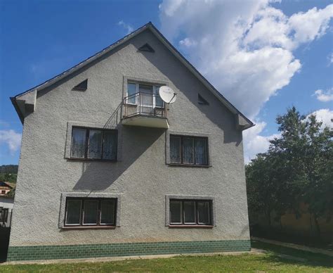 Fotografia rodinného domu vo Valaskej Belej s výhľadom na les