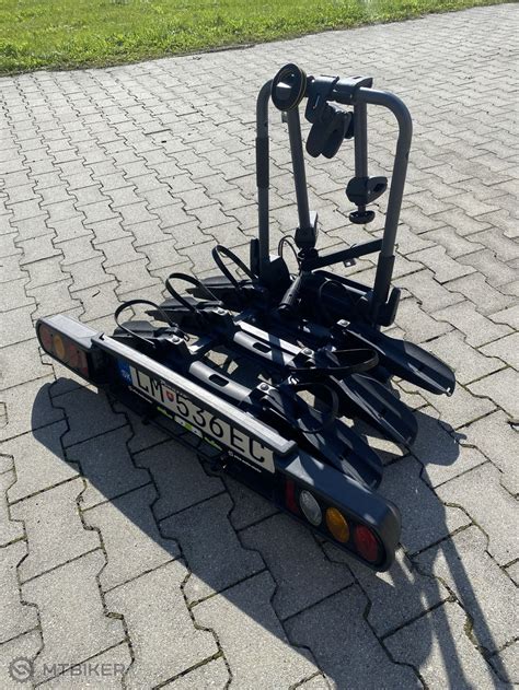 Ilustrácia nosiča bicyklov na streche automobilu