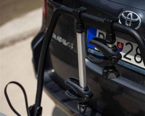 Detailný pohľad na nosič bicyklov upevnený na ťažnom zariadení