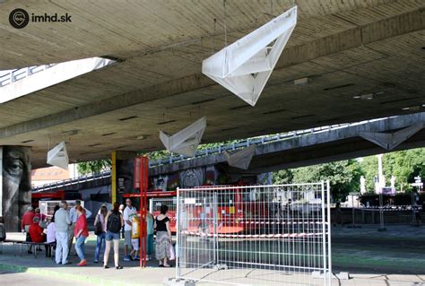 Fotografia znázorňujúca súčasný stav garáží pod Prístavným mostom s graffiti