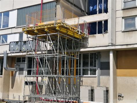 Ilustrácia zvislej zdvíhacej plošiny v priemyselnom prostredí