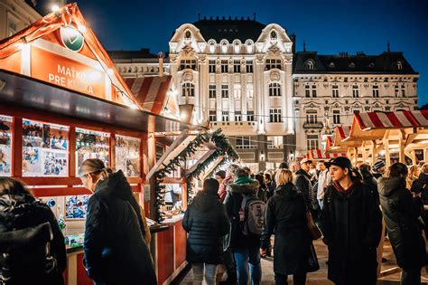 Ilustračná fotografia rôznych typov predajných stánkov na trhu