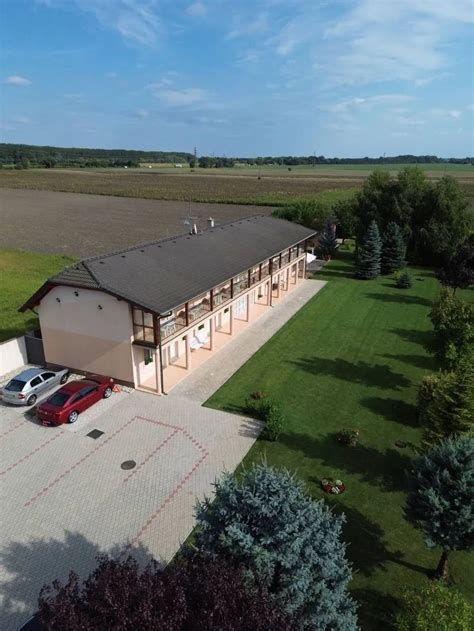 Vonkajší pohľad na zabehnutý motel s parkoviskom