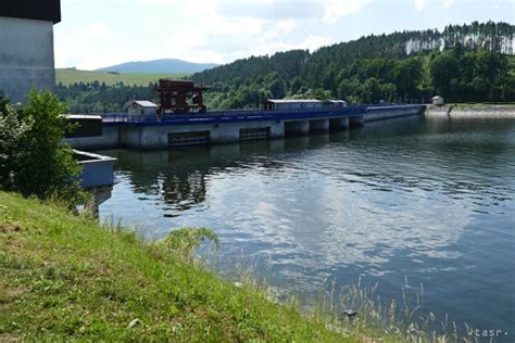 Panorama Oravskej priehrady s Slanickým ostrovom v centre