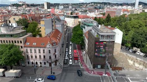 Rušná mestská ulica s rôznymi typmi vozidiel