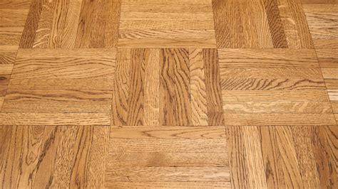 Aplikácia oleja na drevené parkety