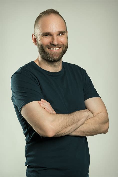 Finančný poradca vysvetľuje klientovi dokumenty k hypotéke