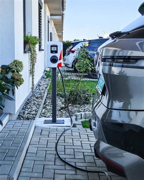 Elektromobil nabíjaný pri pouličnej lampe