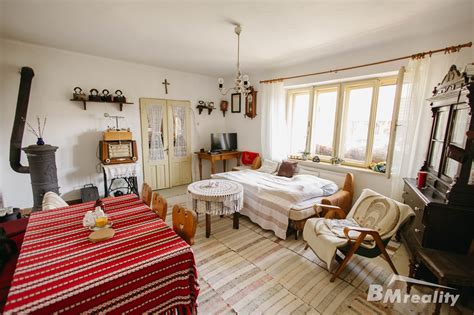 Tradičný grécky dom s kamennou fasádou a záhradou