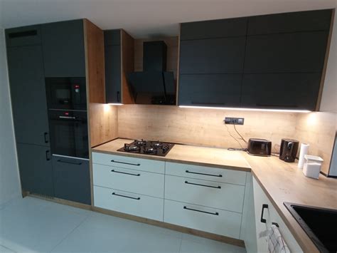 Kuchynská linka s tmavými spodnými skrinkami a bielymi hornými skrinkami