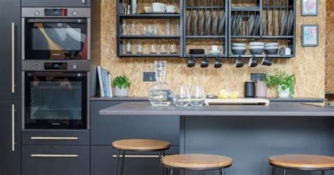 Otvorené police v malej kuchyni s vystaveným riadom