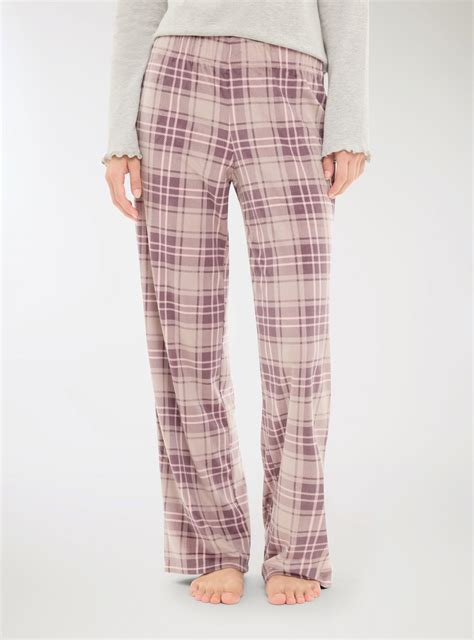 Kuchynská podlaha s kockovaným vzorom