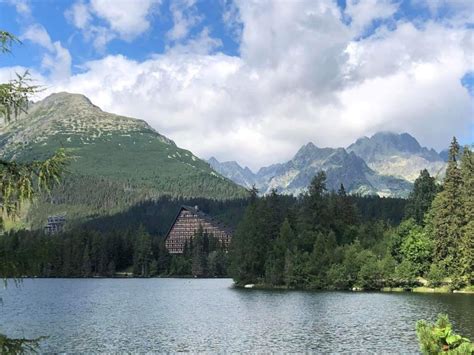 Panoráma Štrbského Plesa s jazerom a horami v pozadí