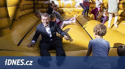 rodina na oslave s prenajatým skákacím hradom
