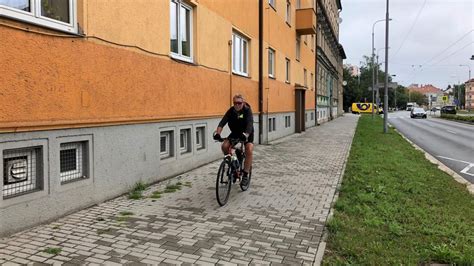 Cyklista na horskom chodníku