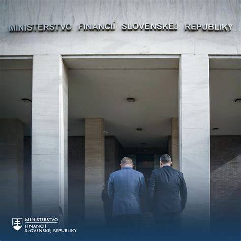 Ilustrácia rodinného stretnutia pri diskusii o financiách