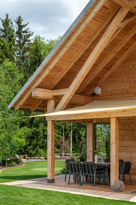 Ilustračná fotografia záhradného altánku s plechovou strechou