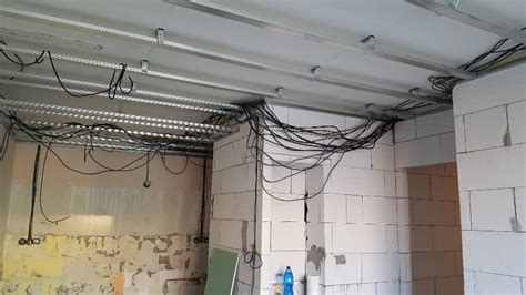 Ilustrácia znázorňujúca staré a nové elektrické rozvody