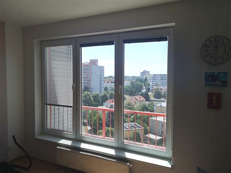 Pôvodný francúzsky okno na starom bytovom dome