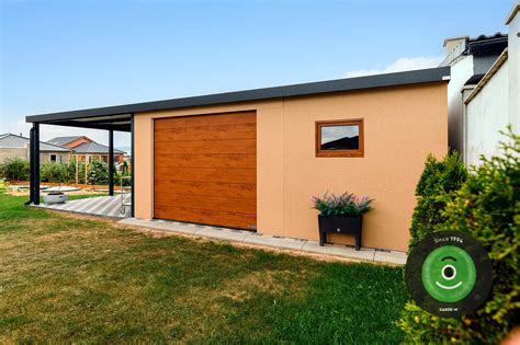 Ilustrácia modernej drevenej garáže s integrovaným prístreškom