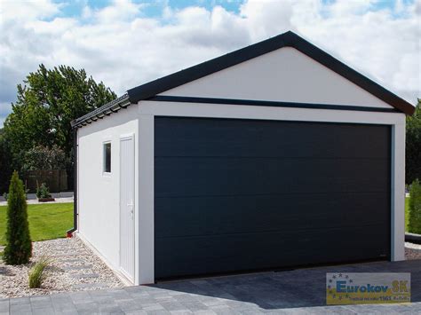 Diagram zobrazujúci konštrukciu drevenej garáže s KVH hranolmi a sedlovou strechou