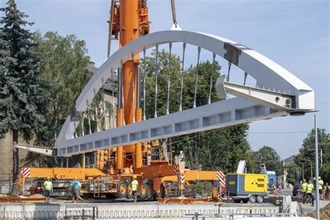 Detailná fotografia poškodenej mostnej konštrukcie