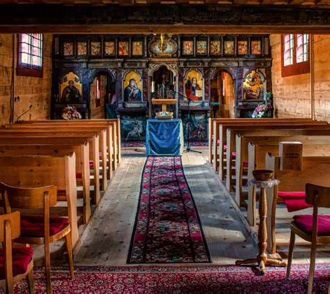 Interiér dreveného kostolíka s ikonostasom