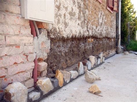 Kamenný sokel s dreveným kostolíkom v areáli múzea