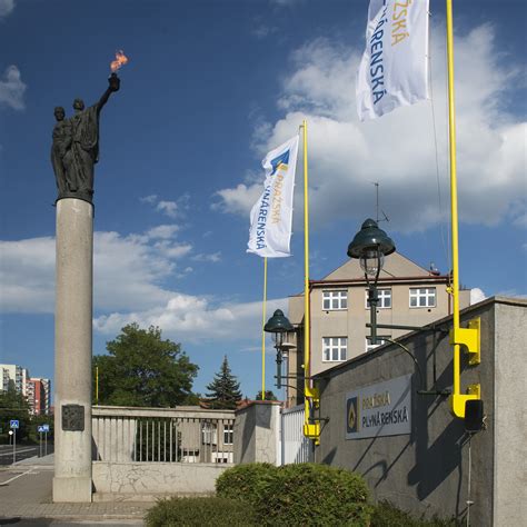 Školská budova s vlajkou