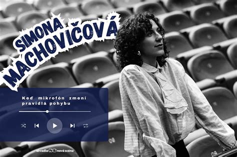 Dievča v kostýme na divadelnom javisku