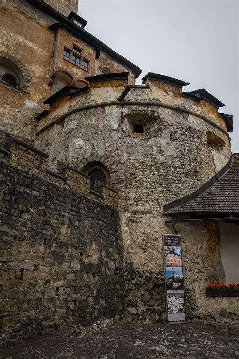Detail poškodenej fasády Piargskej brány pred obnovou