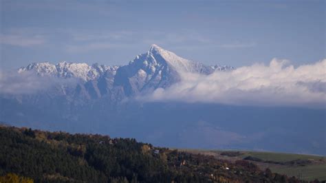 Pohorie Olympus nad pobrežím Grécka
