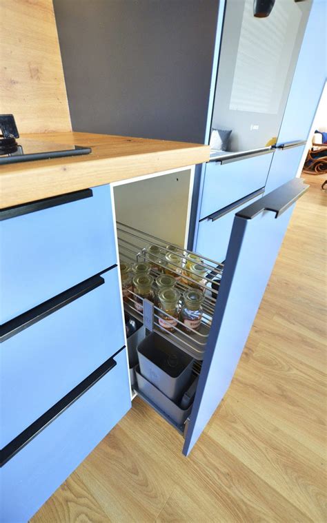 Ilustračná fotografia ženy pracujúcej v modernej, ergonomicky zariadenej kuchyni