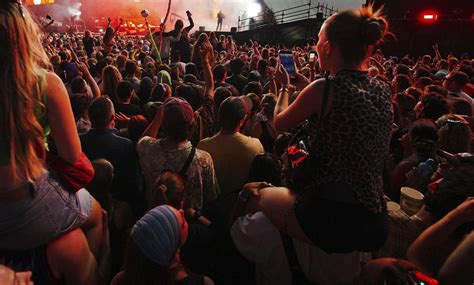 Ilustračná fotografia mobilných oceľových zábran na hudobnom festivale