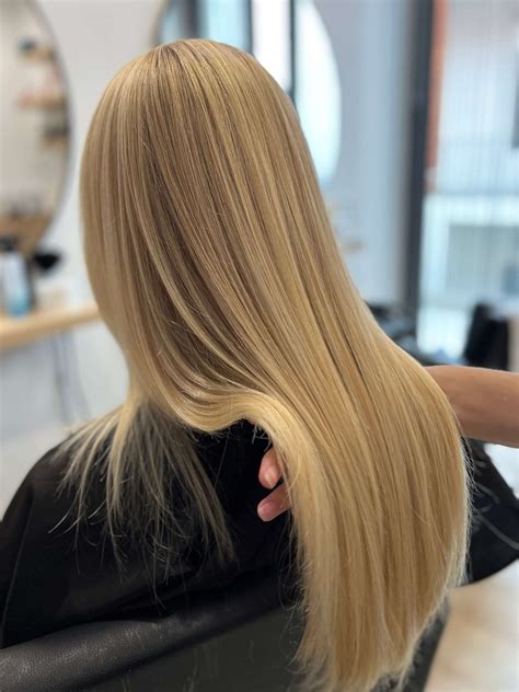 Žena s dokonale tónovanými blond vlasmi